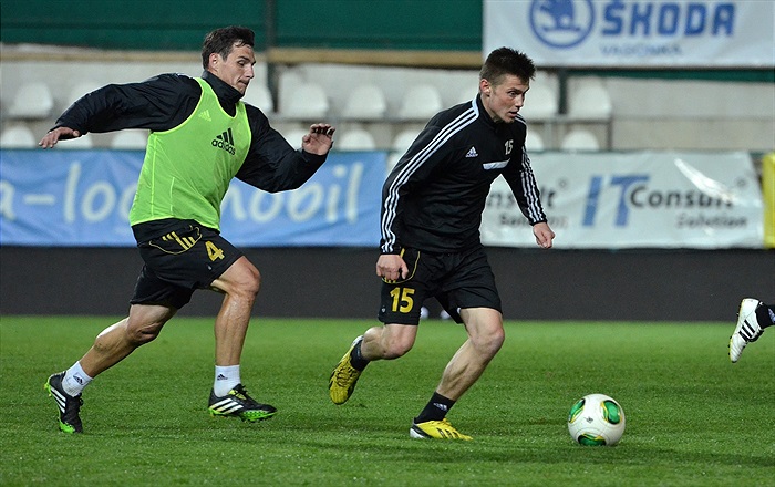 Předzápasový trénink za umělého osvětlení