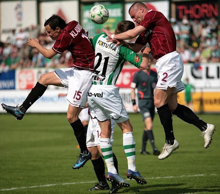 Škoda v sevření dvou obránců Sparty.