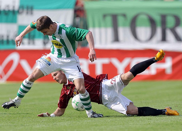 Lukáš Marek hledá mič.