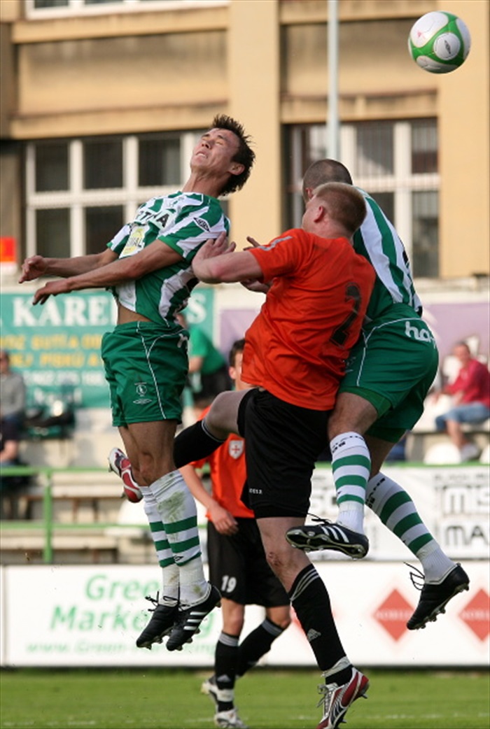 Ibragimov se vytáhl za míčem.