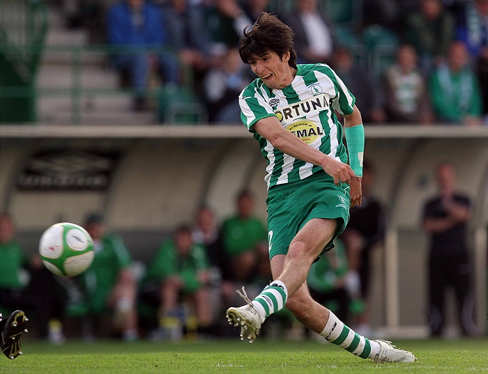 Lukáš Adam střílí.