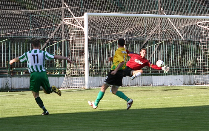 Strnadovu střelu ještě brankář stačil vyrazit na roh, ale po něm už udeřilo.