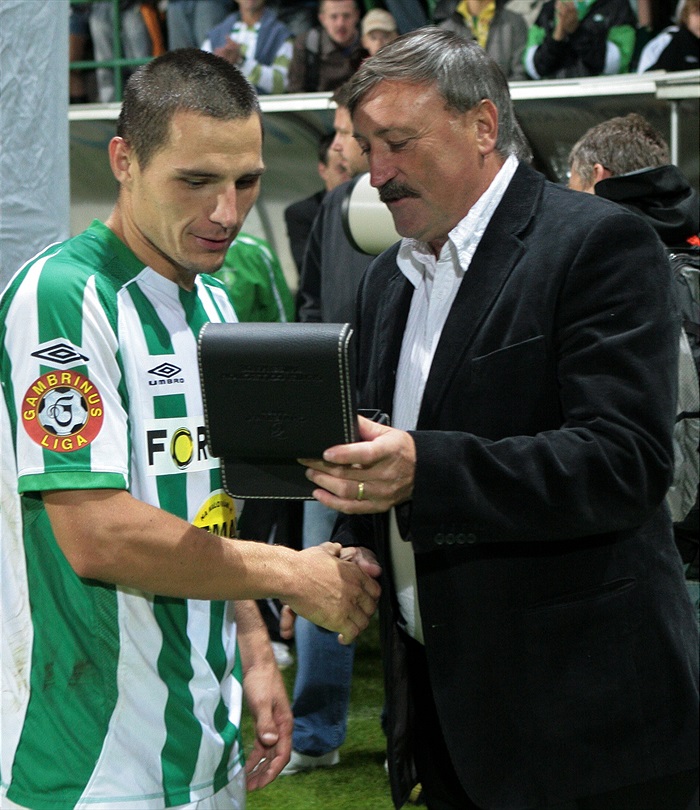 Muž zápasu Josef Jindřišek dostává hodinky.