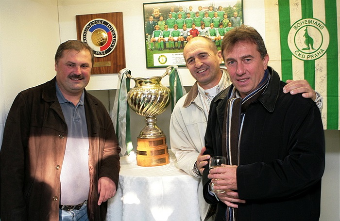 Novák, Mičinec, Koukal s pohárem.