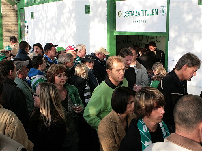 Davy fanoušků před vchodem do výstavy.