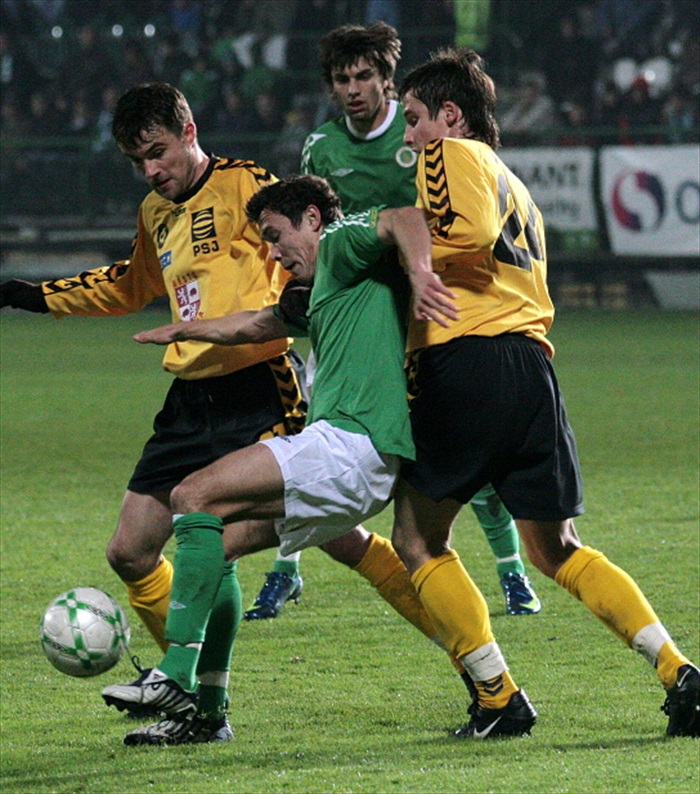 Ibragimov se rve o míč.