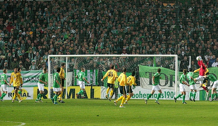 Zaplněný kotel sleduje boj o čelo.