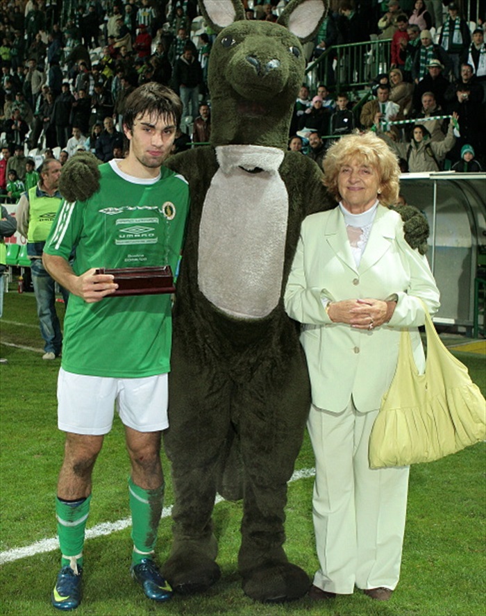 Paní Pospíchalová předává cenu pro nejlepšího hráče Janu Morávkovi.