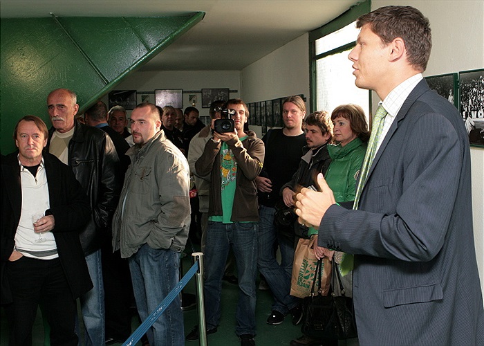 Lukáš Přibyl vítá mistry.