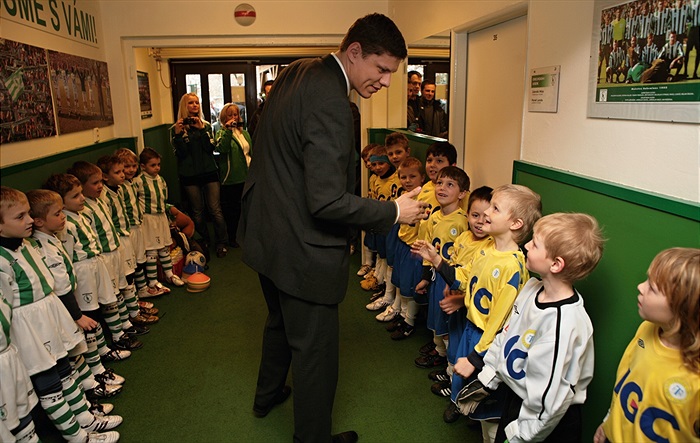 Ředitel Lukáš Přibyl pozdravil i všechny malé fotbalisty před zápasem