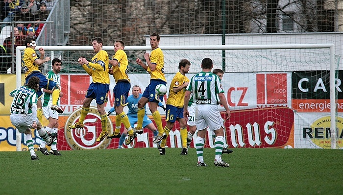 Přímý kop Jirky Kaufmana skončí ve zdi