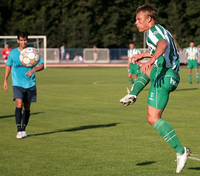 Slezák zpracovává míč.