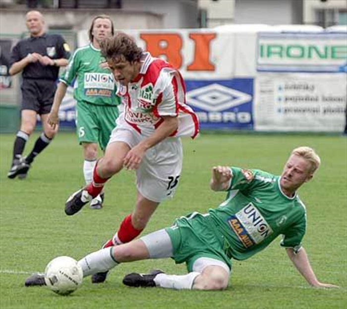 Zoubek fauluje pronikajícího Herzána