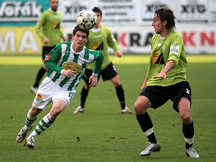 Bartek v honbě za míčem.