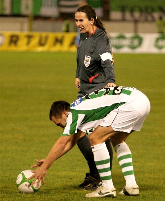 Usměvavá rozhodčí Damková bdí nad Dianem.