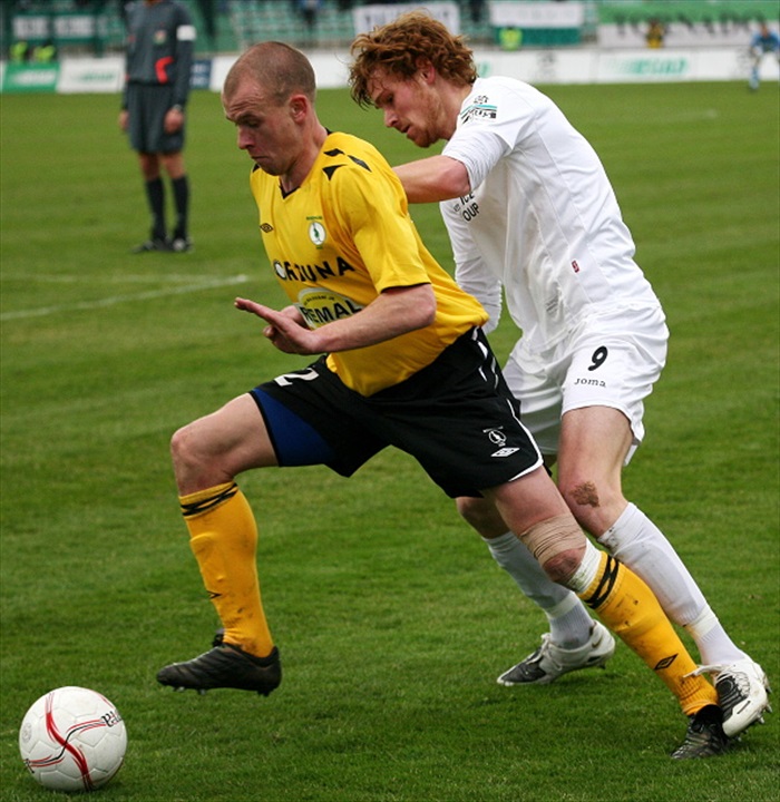 Lukáš Hartig si kryje balón.