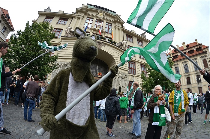 Pochod fanoušků od Magistrátu na Letnou