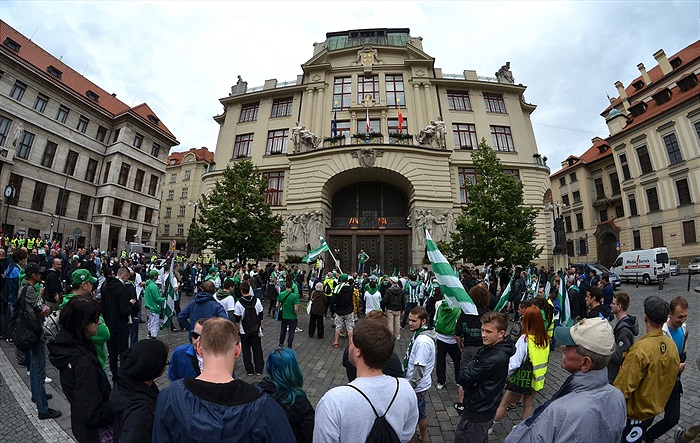 Pochod fanoušků od Magistrátu na Letnou
