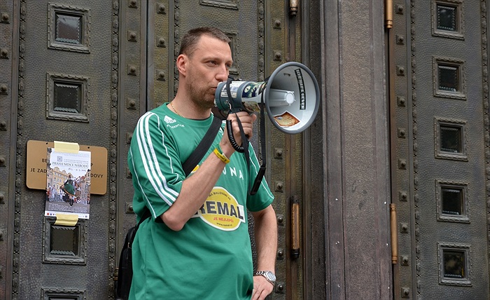 Pochod fanoušků od Magistrátu na Letnou