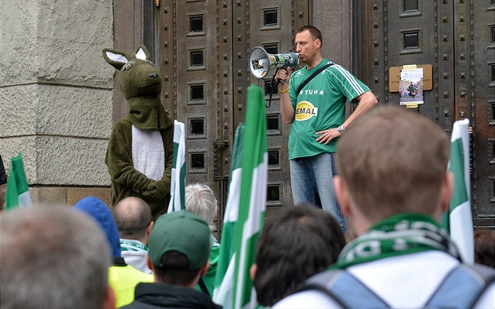 Pochod fanoušků od Magistrátu na Letnou