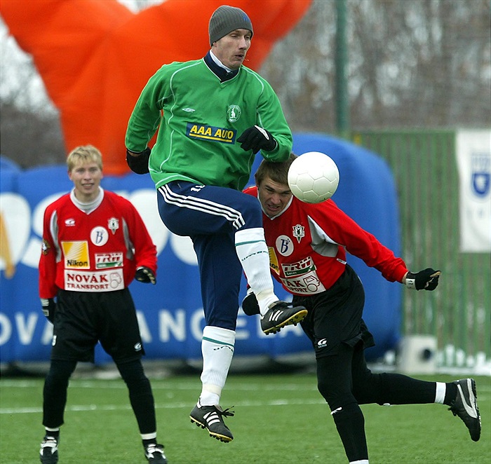 Aleš Bednář odkopává míč