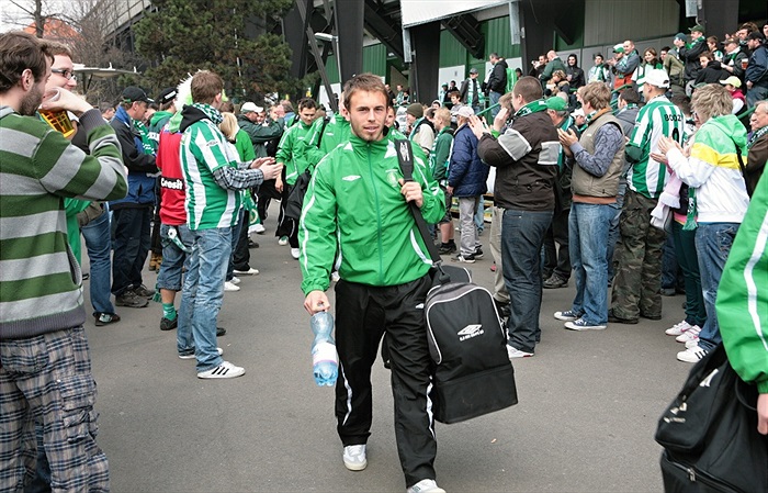 Hráče odjíždějící do Edenu vyprovází fanoušci