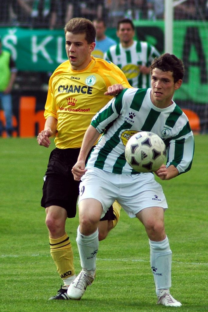 David Bartek si kryje míč