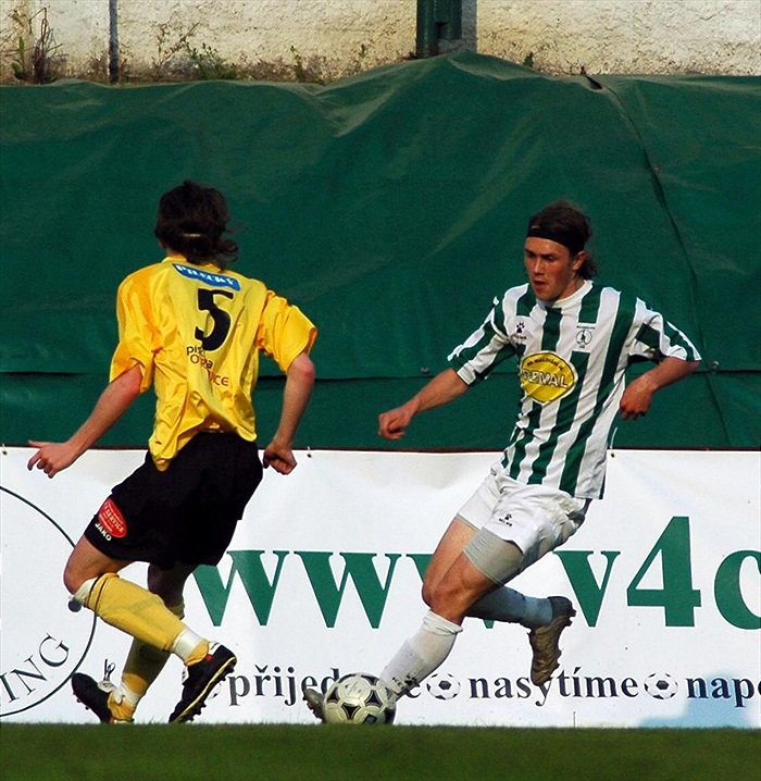 Marek Nešpor se snaží obelstít obránce hostů