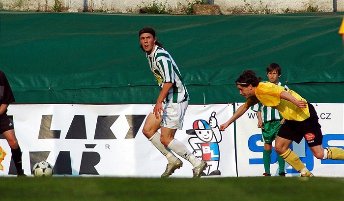 Marek Nešpor přešel přes obránce soupeře a chystá se centrovat