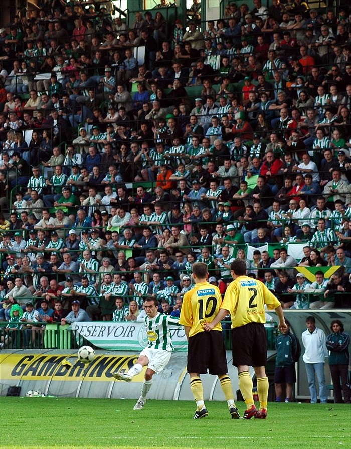 Rozehrávku standardní situace v podání Michala Diana sleduje hlavní tribuna