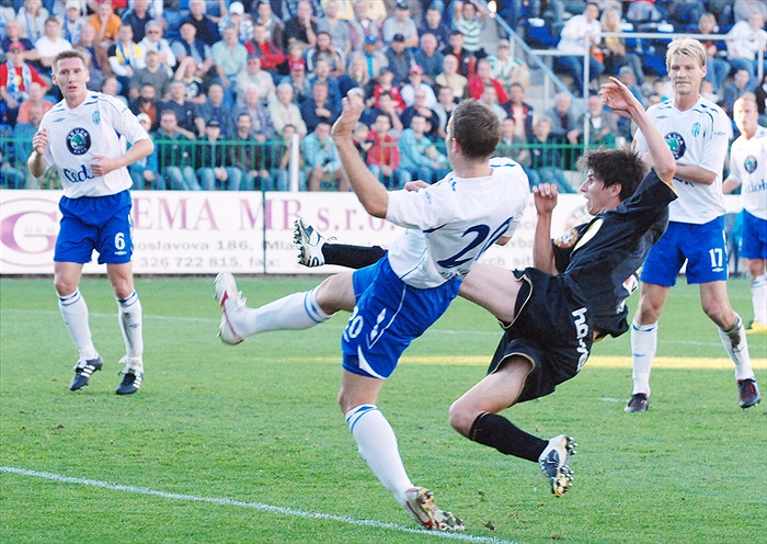 Lukáš Adam doráží po hlavičce do tyče