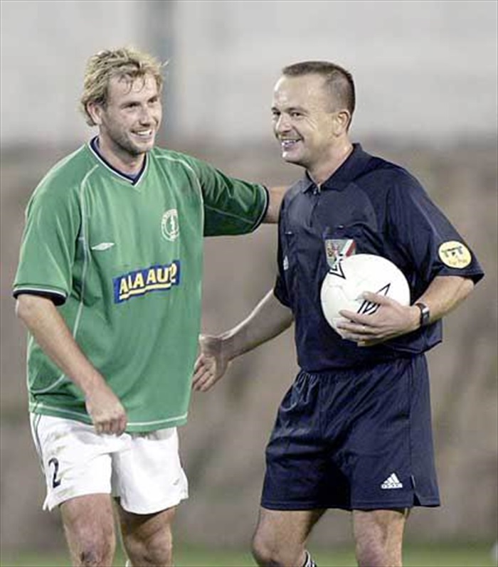 Je dobojováno, Lesák se zdraví se sudím Jiříkem