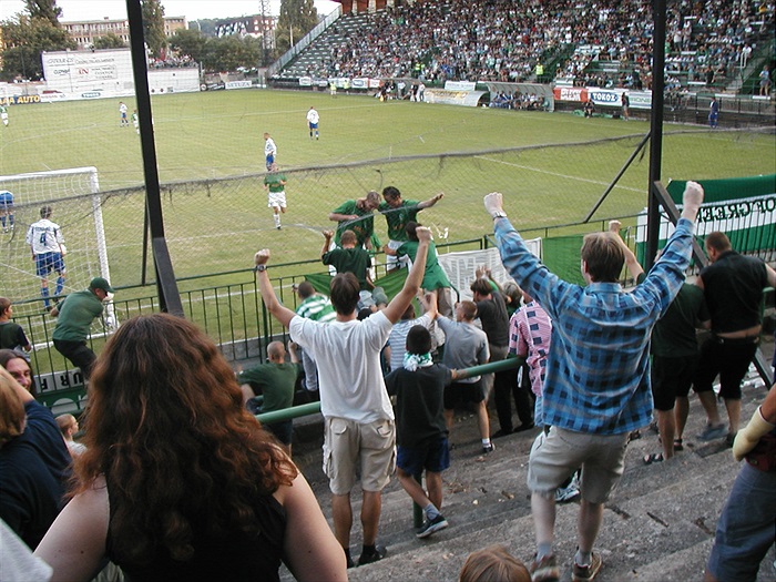 Baláž s Bednářem oslavují vedoucí branku Bohemky v podzimním utkání (1:1)