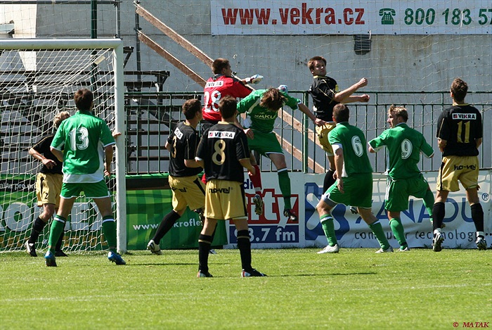 Gólman Hrábek má práci