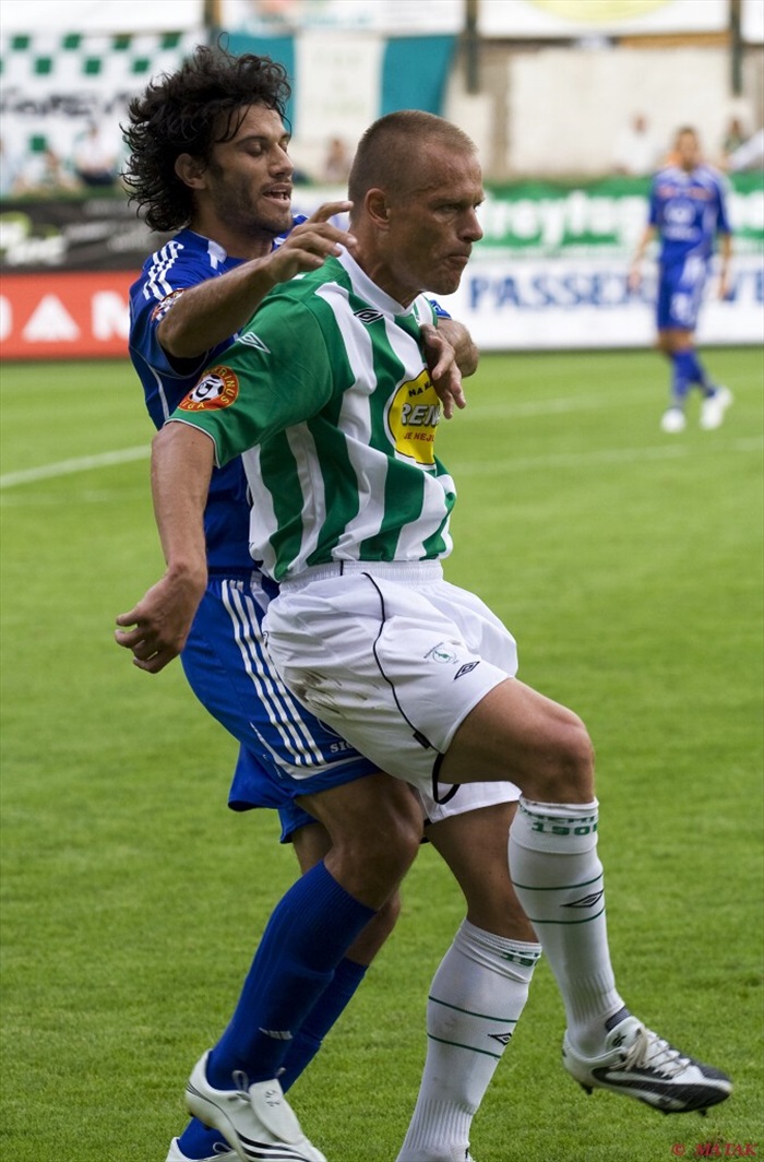 Dalibor Slezák si kryje míč