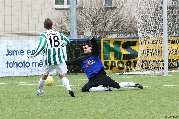 Dan Kocourek sám před gólmanem, šanci ale neproměnil.