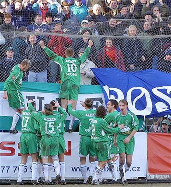 Klokani se radují po gólu Bednáře