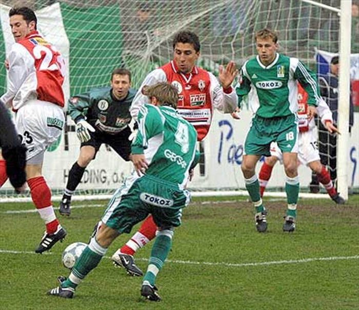 Martin Kolář střílí na Koubovu branku