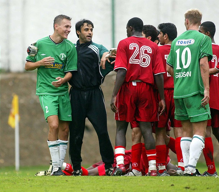 Hrajeme tvrdě? Ondra Švejdík se nemohl ubránit úsměvu. (Bohemka - Al-Arabi, podzim 2003)