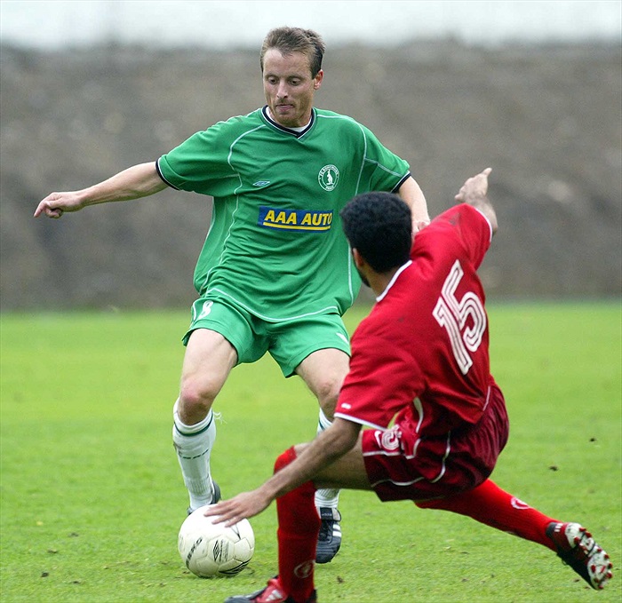 Pavel Čapek přechází přes soupeře (Bohemka - Al-Arabi, podzim 2003)