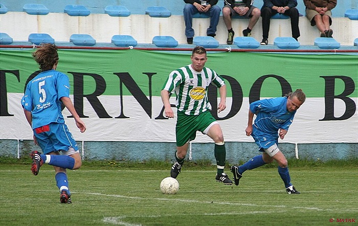 Míla Strnad v souboji s obranou Strakonic