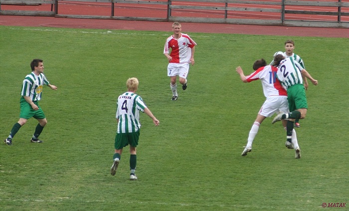 Marek Nešpor v hlavičkovém souboji (Slavia B - B1905)
