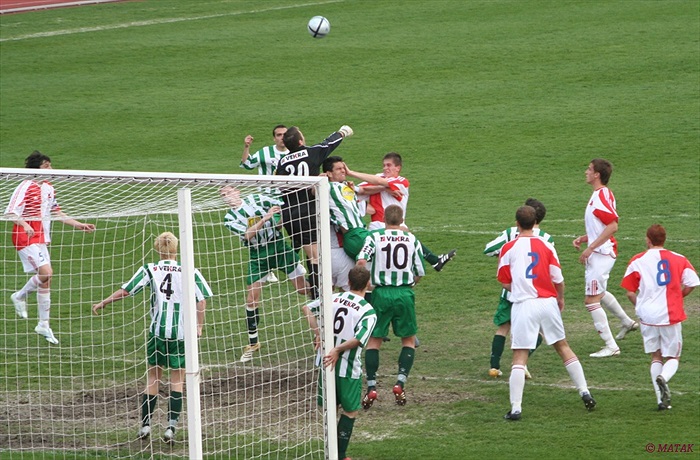 Tvrdý boj o míč v našem vápně (Slavia B - B1905)