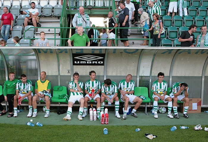 Zklamaná lavička po utkání.