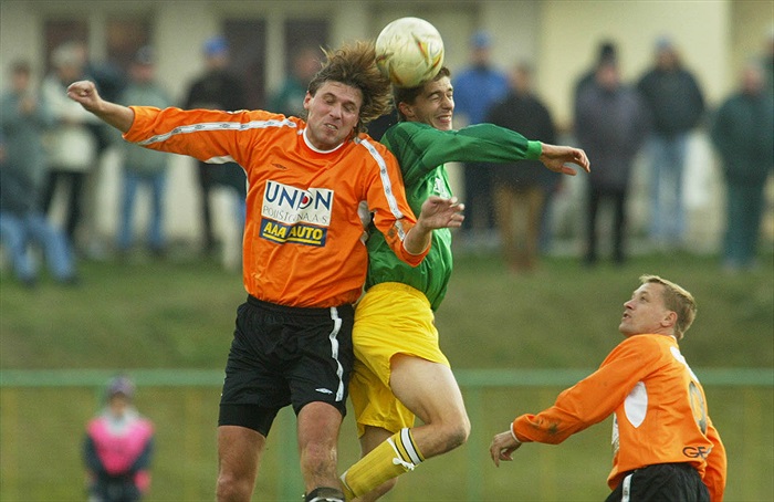 Hlavičkuje Pavel Novotný, souboj sleduje Jiří Kopunec