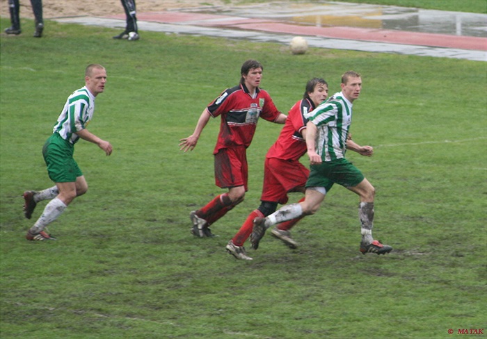 Dalibor Slezák a Tomáš Kulvajt si hledají místo ve vápně soupeře (Chomutov - B1905)