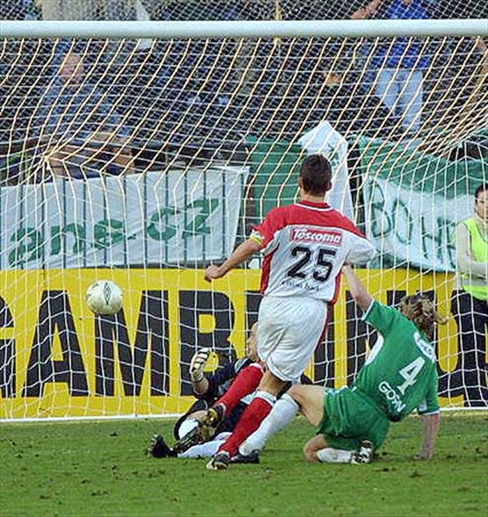 Gólman Holec s obráncem Třasákem už nedokázali Švachovi zabránit ve vyrovnání (Bohemka - Zlín 1:1, podzim 2002)