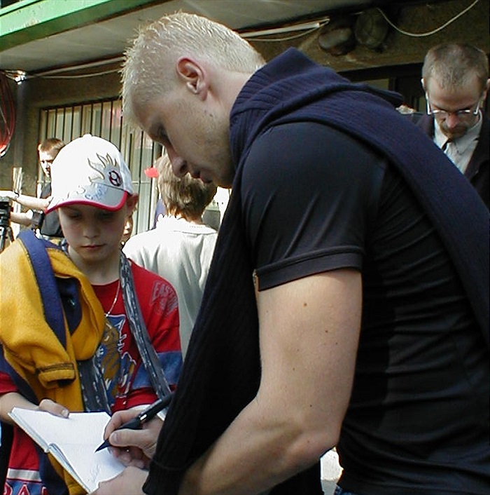 Zraněný David Šimon rozdává podpisy po derby se Spartou