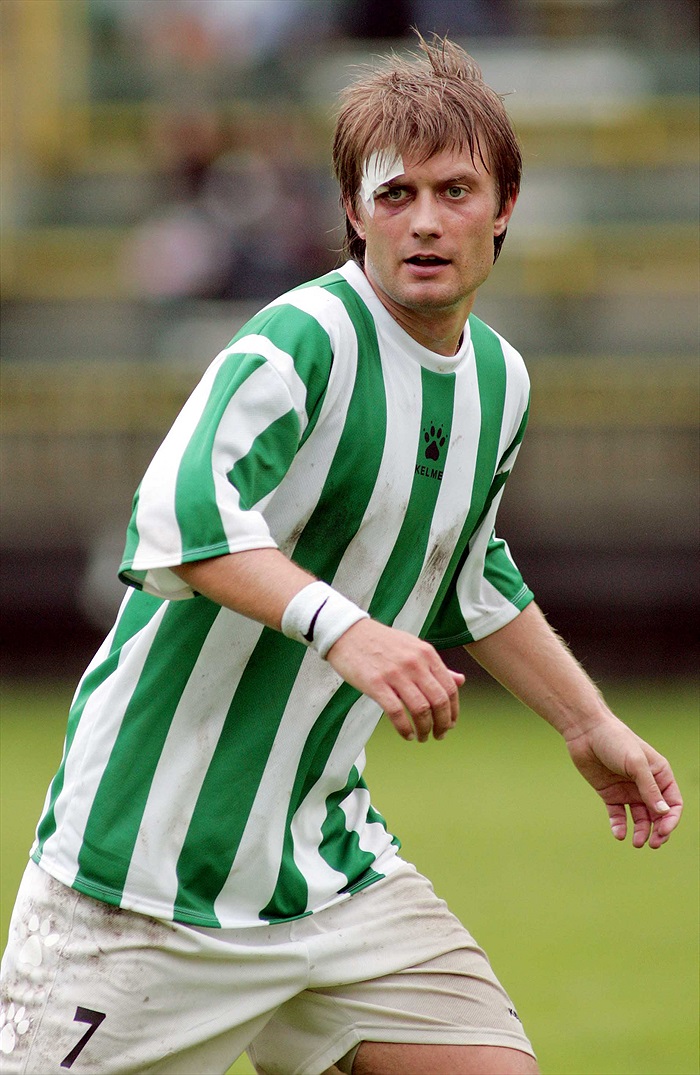 Jiří Rosický nastoupil i se třemi stehy na roztrženém obočí.