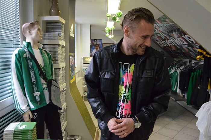 Jan Moravec prodával ve fanshopu